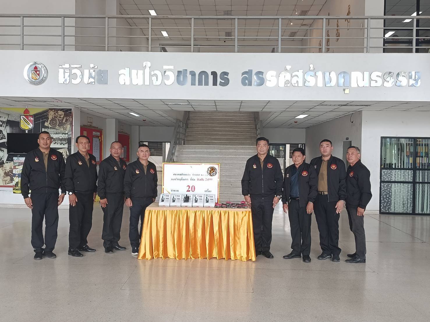วันที่ 9 กรกฎาคม 2568 เวลา 14:00 น ที่ รร.ทบอ.ช่างกล ขส.ทบ.ว่าที่ ร.ต.ฐาพล สาติยะ ว่าที่นายกสมาคมศิษย์เก่าช่างกล ขส.ทบ.พร้อมด้วยคณะกรรมการ ได้ส่งมอบวิทยุสื่อสาร ยี่ห้อ ITALK 2499 (ใส่ซิมไม่จำกัดระยะทาง) จำนวน 20 เครื่อง ให้โรงเรียนไว้เพื่อใช้ในกิจการ - 4