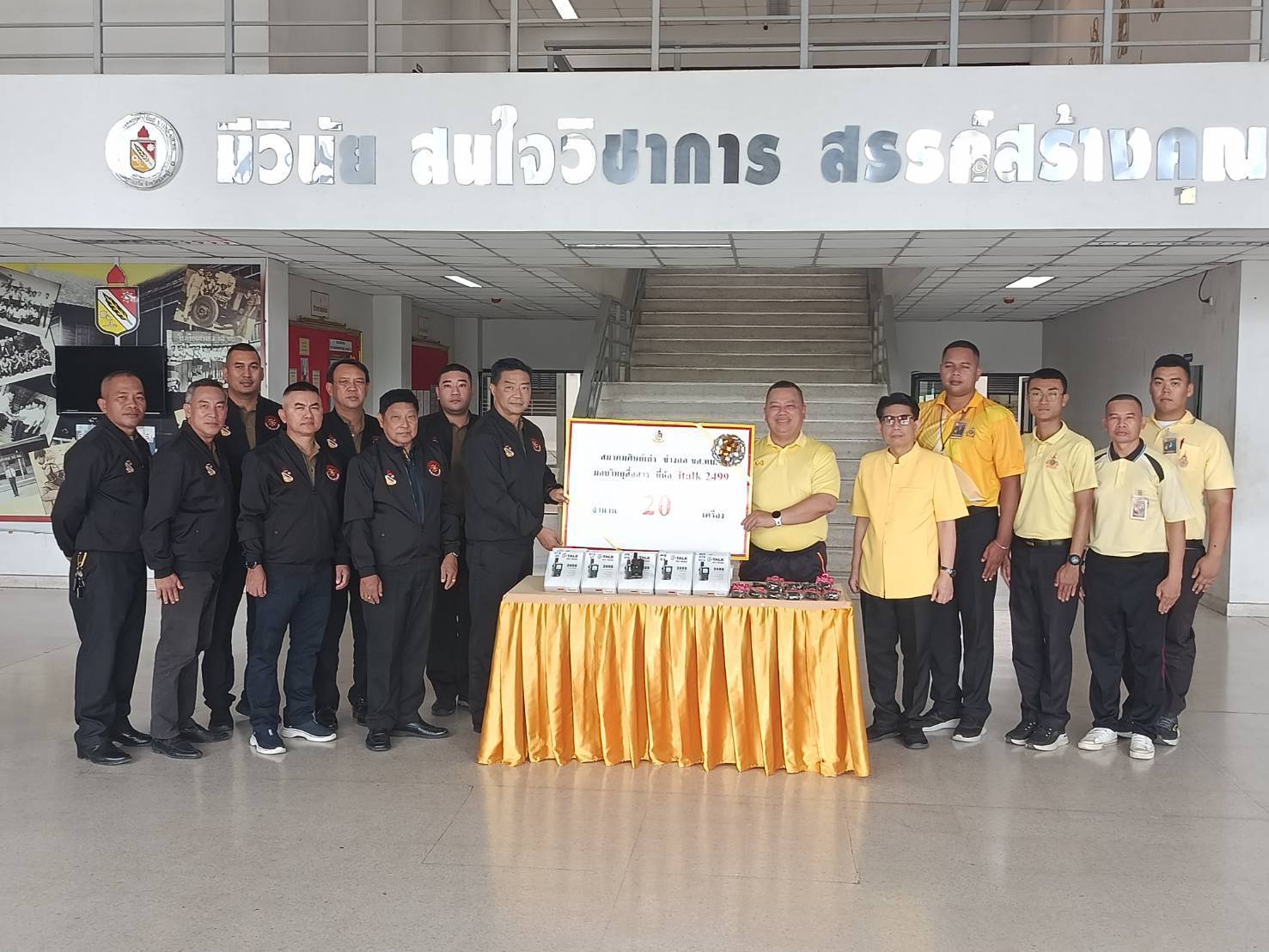 วันที่ 9 กรกฎาคม 2568 เวลา 14:00 น ที่ รร.ทบอ.ช่างกล ขส.ทบ.ว่าที่ ร.ต.ฐาพล สาติยะ ว่าที่นายกสมาคมศิษย์เก่าช่างกล ขส.ทบ.พร้อมด้วยคณะกรรมการ ได้ส่งมอบวิทยุสื่อสาร ยี่ห้อ ITALK 2499 (ใส่ซิมไม่จำกัดระยะทาง) จำนวน 20 เครื่อง ให้โรงเรียนไว้เพื่อใช้ในกิจการ - 5