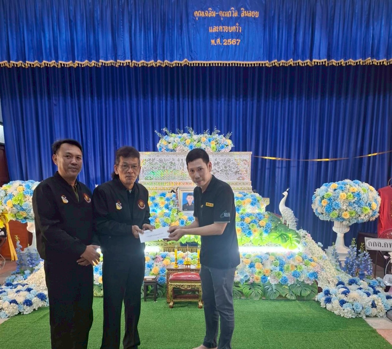 2 มิถุนายน 2568 เวลา 18.30 น ที่วัดโพธิ์ทองบน อ.ปากเกร็ด นนทบุรี อาจารย์สุรชัย บุนนาค ว่าที่อุปนายกสมาคมศิษย์เก่าช่างกล ขส.ทบ. ท่านที่ 3 และ นายจักราวุธ บุรมย์ ว่าที่เลขานุการฯ เป็นตัวแทนสมาคมศิษย์เก่า ฯ ได้มาร่วมแสดงความเสียใจ และ ฟังสวดพระอภิธรรม นายวิชยุตม์ กิมใช้ อายุ 17 ปี A.T.E.58 - 3